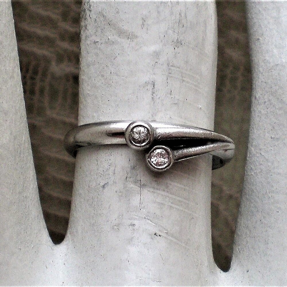 Beautiful Vintage Solid Platinum Pt 950 Bezel Set Diamond Band Ring